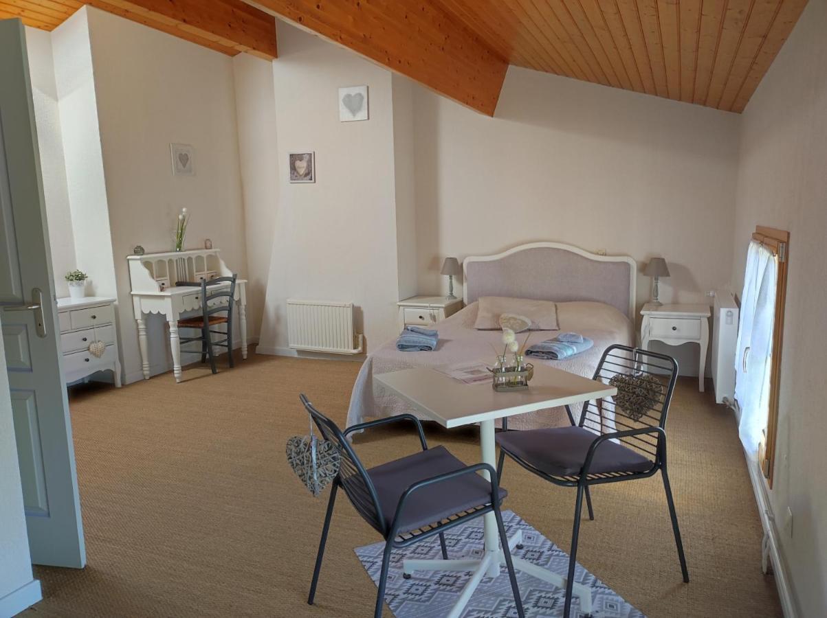 Les Chenets Bed and Breakfast Chenay  Buitenkant foto