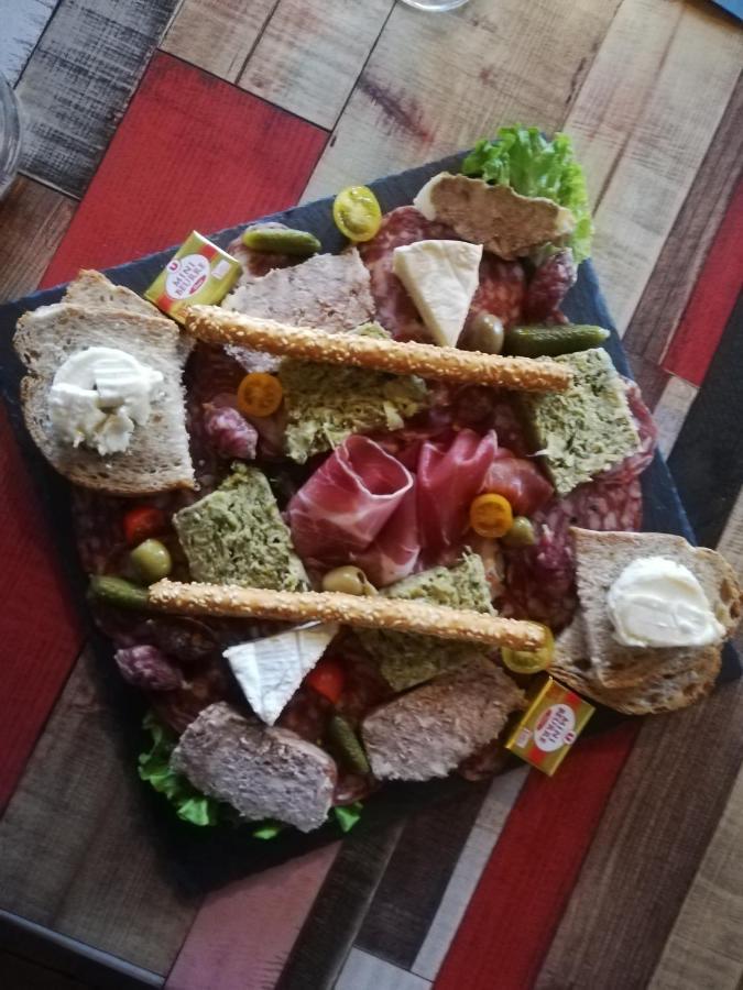 Les Chenets Bed and Breakfast Chenay  Buitenkant foto