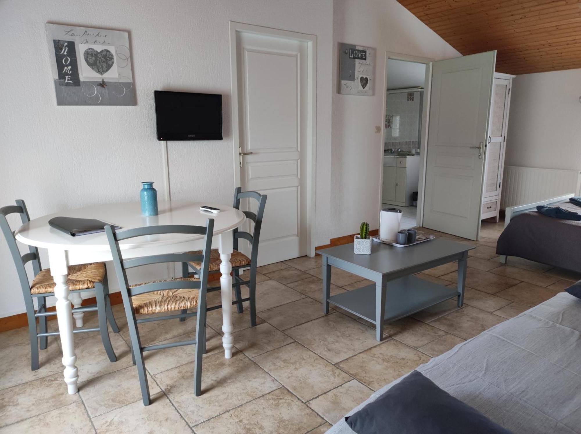 Les Chenets Bed and Breakfast Chenay  Buitenkant foto
