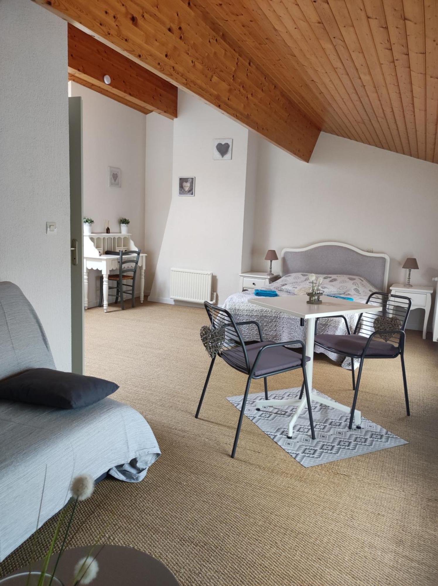 Les Chenets Bed and Breakfast Chenay  Buitenkant foto