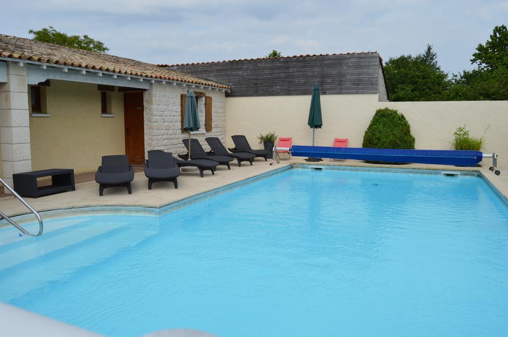 Les Chenets Bed and Breakfast Chenay  Buitenkant foto