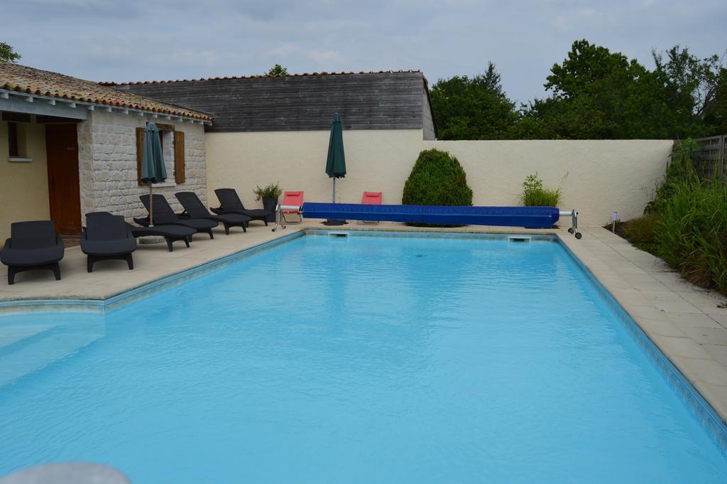 Les Chenets Bed and Breakfast Chenay  Buitenkant foto